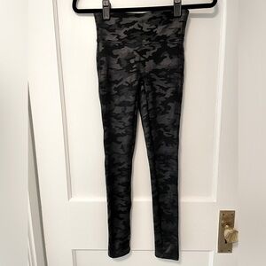 NWOT Spanx Black Camo Leggings, XS